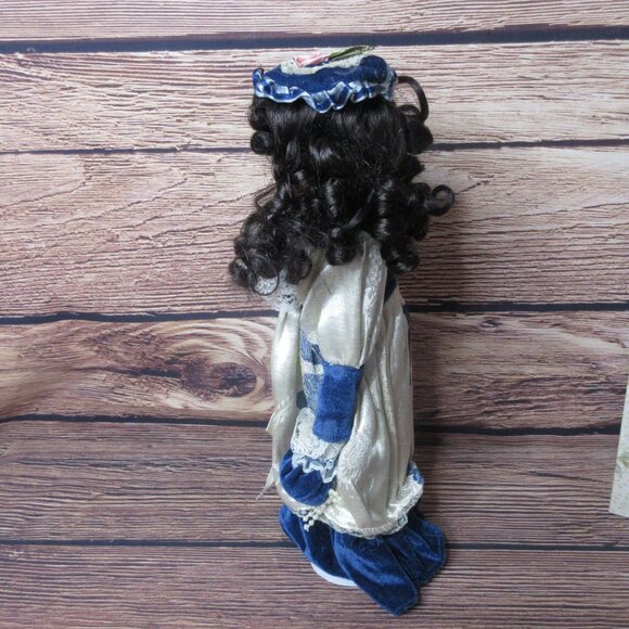 UniQue Porcelain Doll Collection 1-5000. 16" Naomi #162499 - Picture 12 of 12
